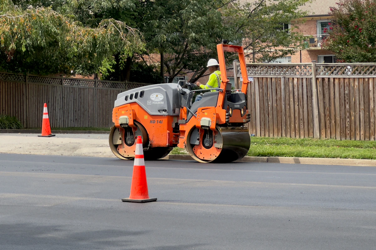 Walze beim Verdichten von frischem Asphalt