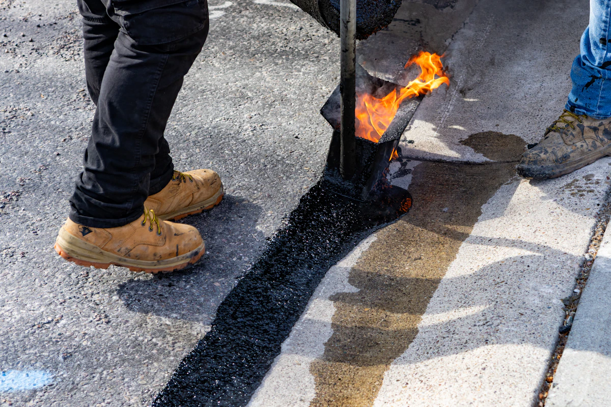 Asphaltsanierung: Fuge wird mit Heißbitumen verschlossen