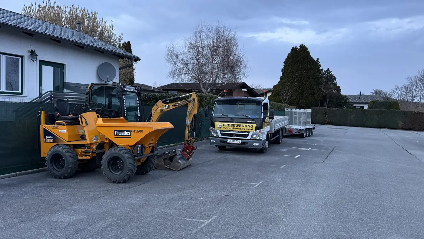 Dumper und Minibagger von Erdbewegung MG auf der Baustelle