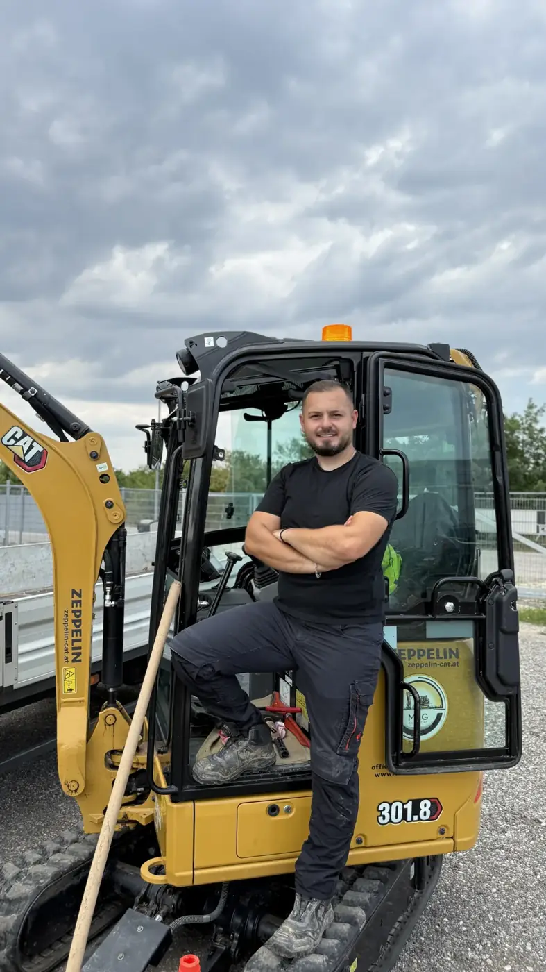 Miloš Marković, Inhaber von Erdbewegung MG, auf seinem Minibagger