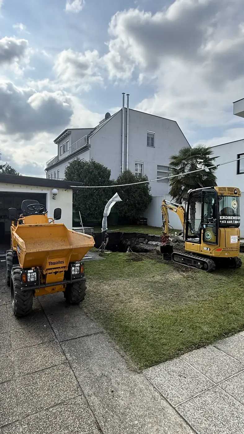 Minibagger und Dumper von Erdbewegung MG beim Aushub im Garten